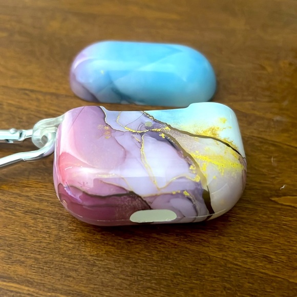 AirPod case cover with clip - Picture 3 of 4